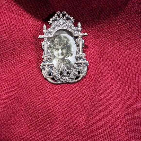 Vintage Victorian style pin or Broach. Picture frame. Girl and cat picture. - Picture 3 of 4